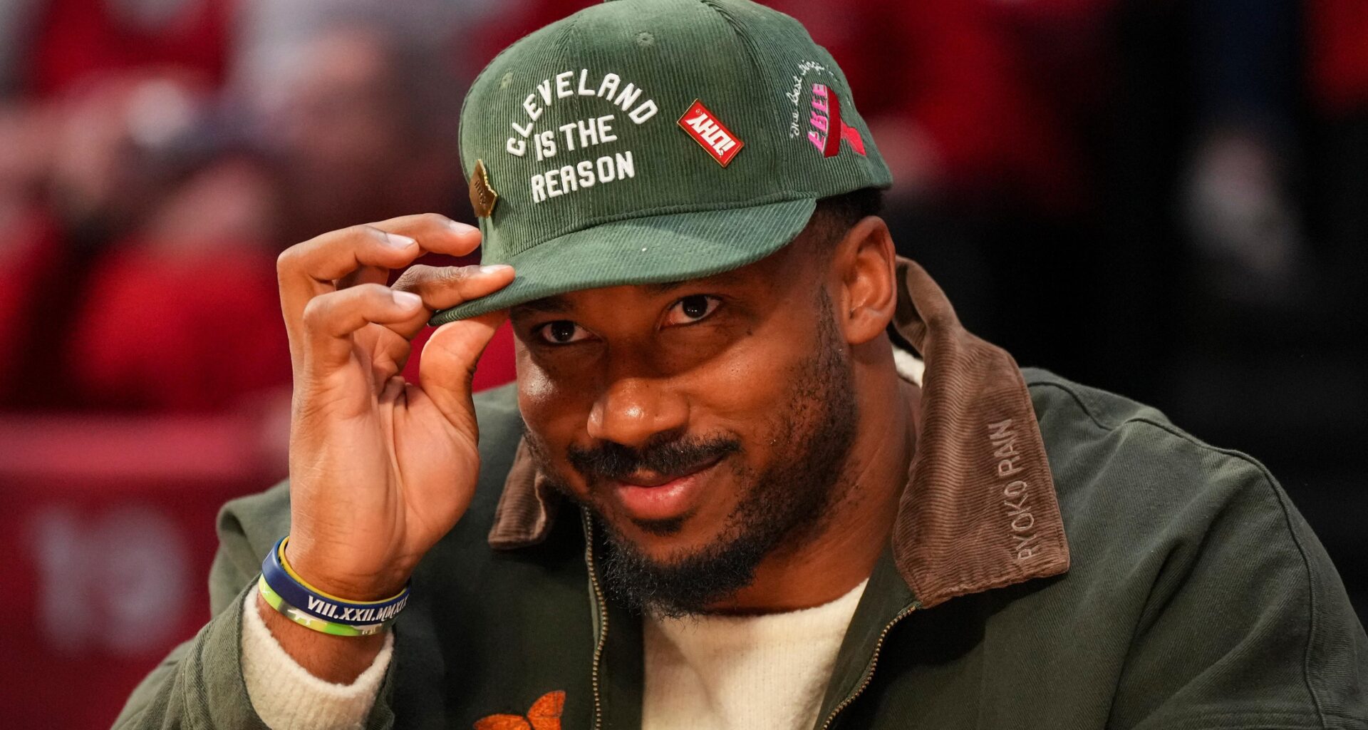 Browns' Myles Garrett Takes Locker-Room Photo With Miami MCBB Team As RedHawks Stay Undefeated