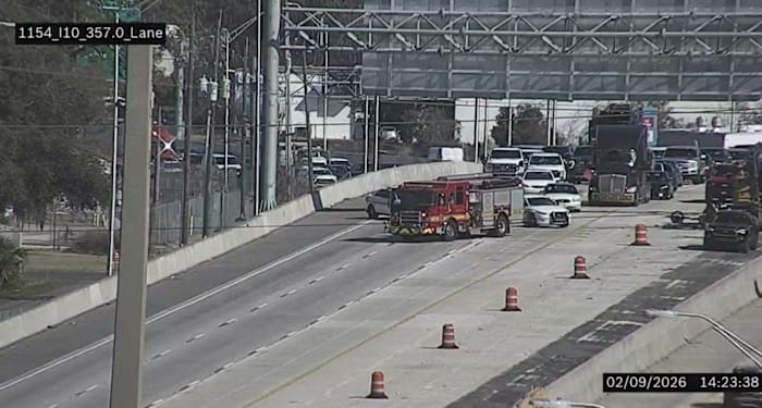 Crash blocking all lanes of I-10 West between Lane and Cassat Ave.