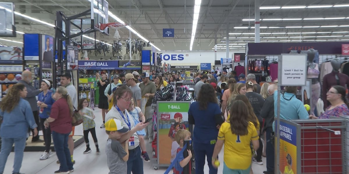 Eager Banana Ball fans line up Friday night in Tallahassee for meet and greet