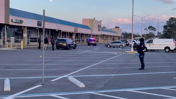 2 men shot during store robbery in Lakeshore area, 1 in life-threatening condition