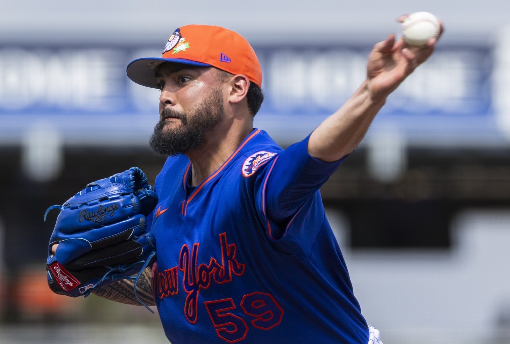 Sean Manaea throws a pitch during Mets batting practice in spring training on Feb. 19, 2026 in Port St. Lucie.