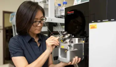 woman working in a lab.