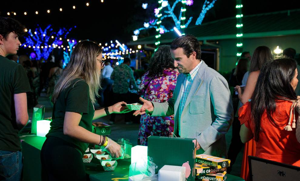 Feast with the Beasts 2026 brings conservation, community, and cuisine together in South Florida 2 A vendor at Feast for the Beasts giving food to a guest.