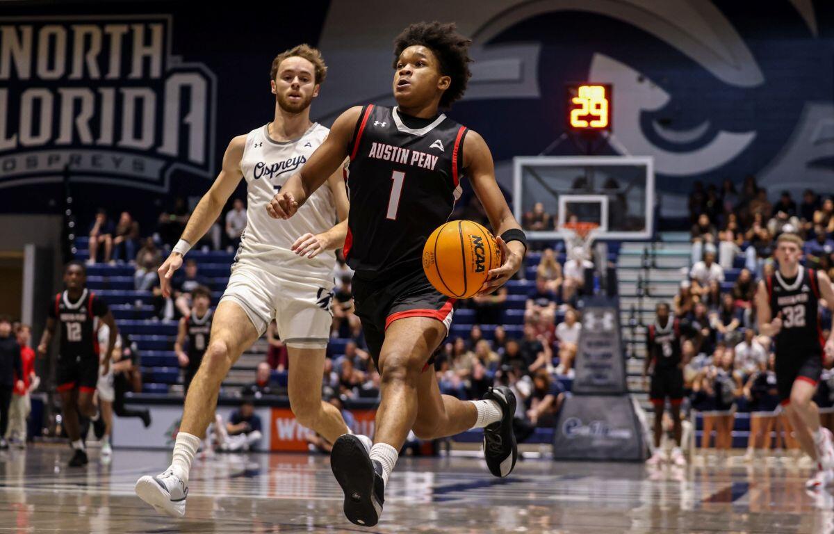The Austin Peay men's basketball team defeated North Florida in Jacksonville on February 19, 2025. Photo by Alex Allard, APSU Athletics.