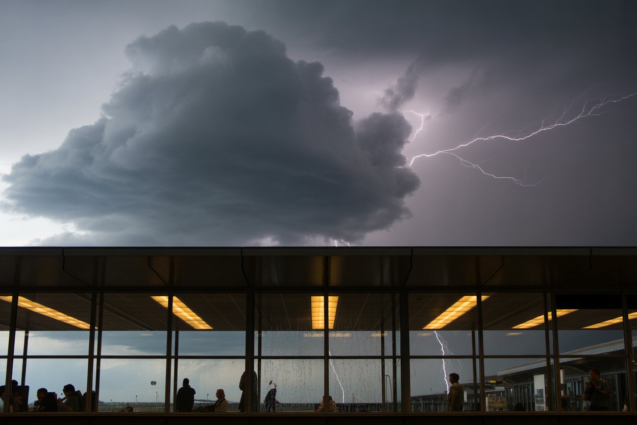 Fort lauderdale international faces 180 delays & 14 cancellations today.