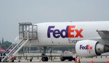 FedEx says it will return to customers any refunds it gets back from Trump's illegal tariffs :: WRAL.com