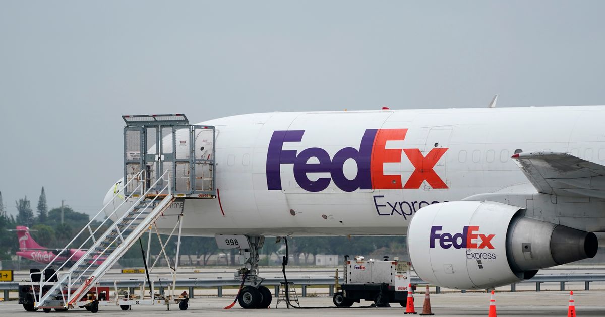 FedEx says it will return to customers any refunds it gets back from Trump's illegal tariffs :: WRAL.com