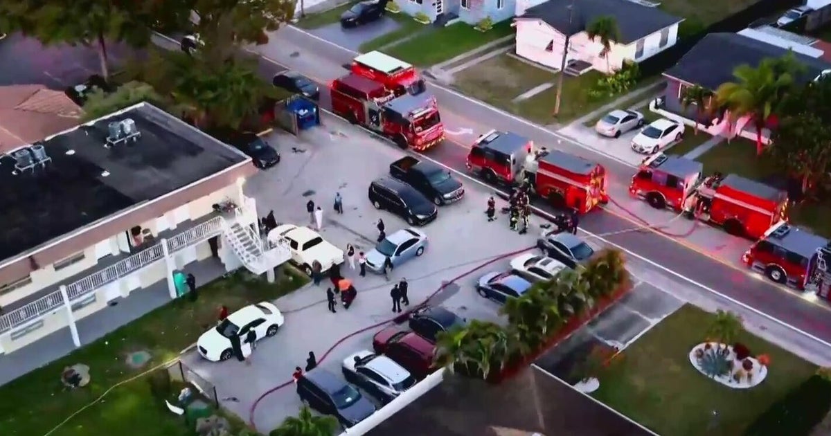 Crews race to extinguish blaze at Hollywood apartment building