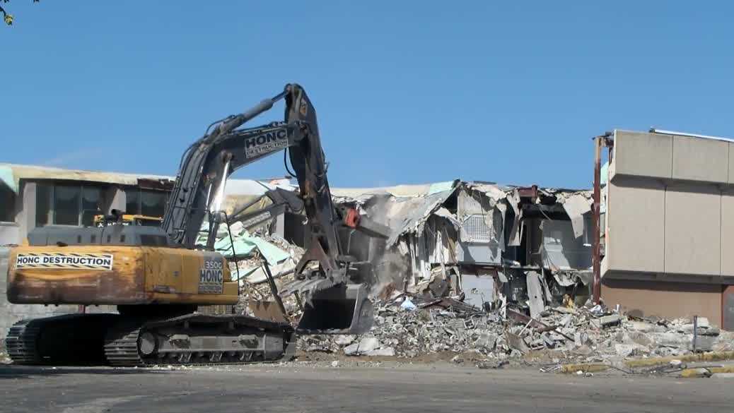 Demolition begins on Florida iguana-infested abandoned bank as neighbors wonder what’s next