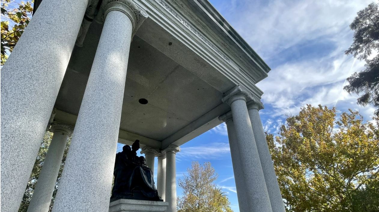Statues that decorated the monument to the Women of the Confederacy.