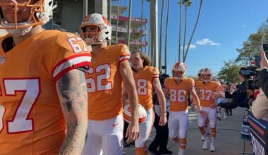 Bruins, Lightning arrive at Stadium Series dressed as colonial patriots, Buccaneers
