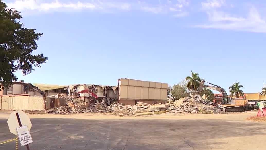 Demolition of iguana-infested abandoned bank in Florida begins