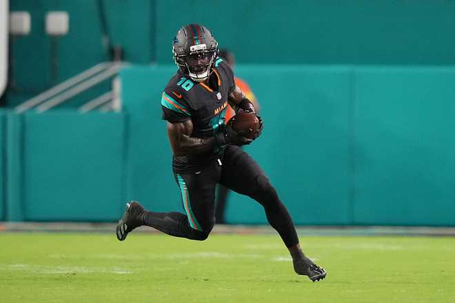 NFL: SEP 29 Jets at Dolphins MIAMI GARDENS, FL - SEPTEMBER 29: Miami Dolphins wide receiver Tyreek Hill (10) runs after a catch during the game between the New York Jets and the Miami Dolphins on Monday, September 29, 2025 at Hard Rock Stadium in Miami, FL (Photo by Peter Joneleit/Icon Sportswire via Getty Images)