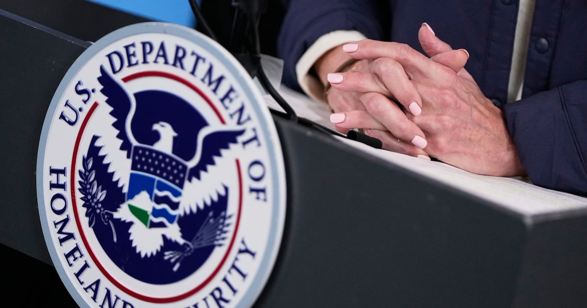 Federal appeals court backs Trump administration on immigrant detentions