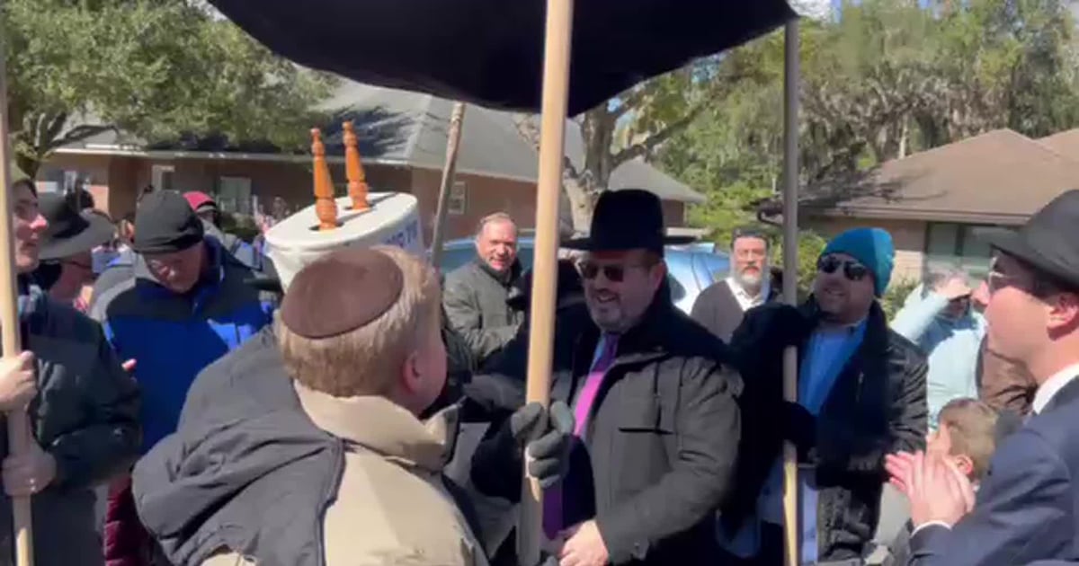Jacksonville Jewish community celebrates Rabbi with new Torah scroll  – Action News Jax