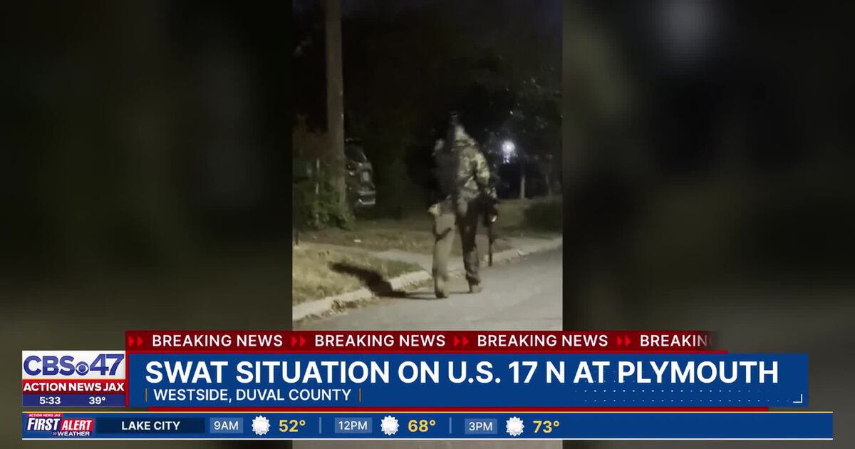 Jacksonville SWAT closes Roosevelt Blvd., calling for suspect over loud speaker – Action News Jax
