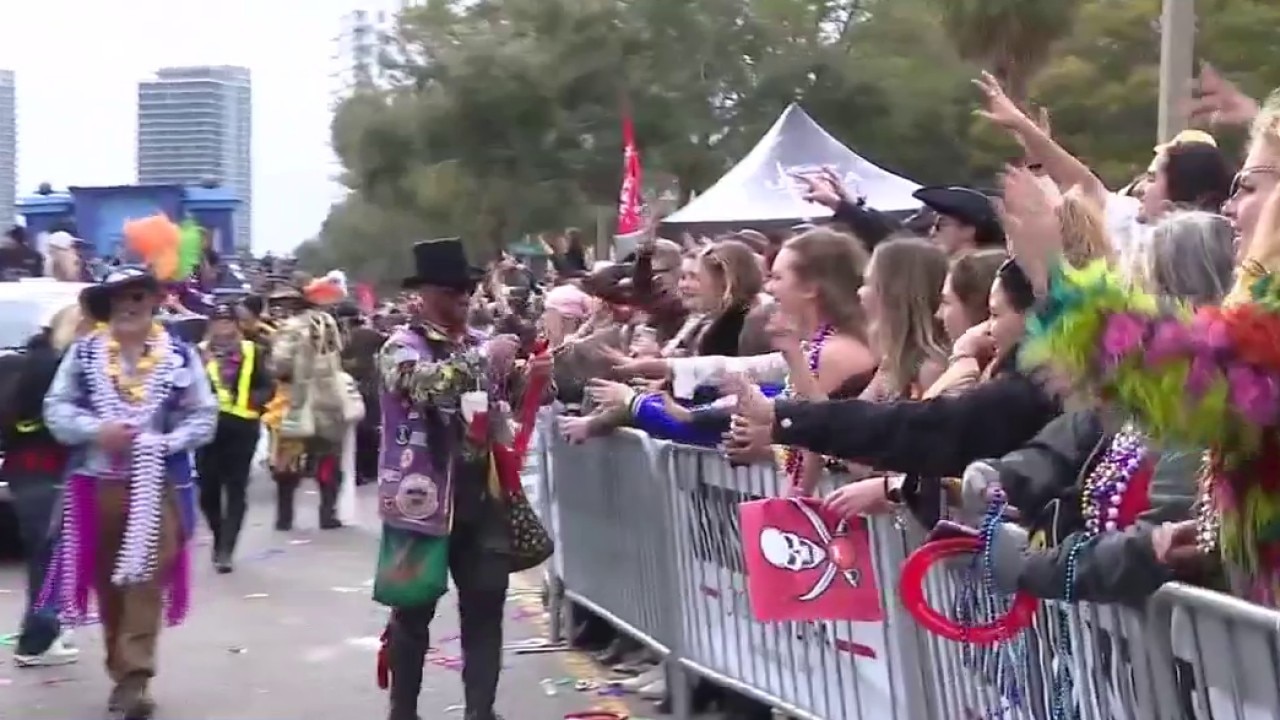 Pirates brave the chill at Gasparilla Parade