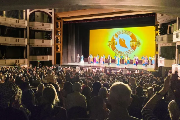 Shen Yun Performing Arts’ curtain call at the Duke Energy Center for the Arts in St. Petersburg, Fla., on Feb. 7, 2026. (Gary Wang/The Epoch Times)