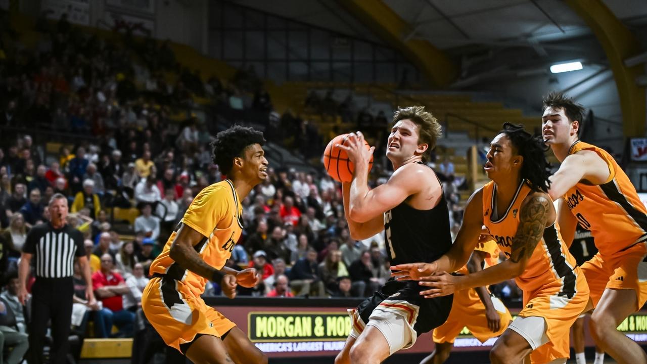 Miami (OH) stays undefeated with last-second basket against Western Michigan