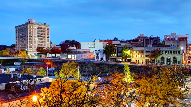 Autumn leaves and historic buildings in Mount Vernon during dusk