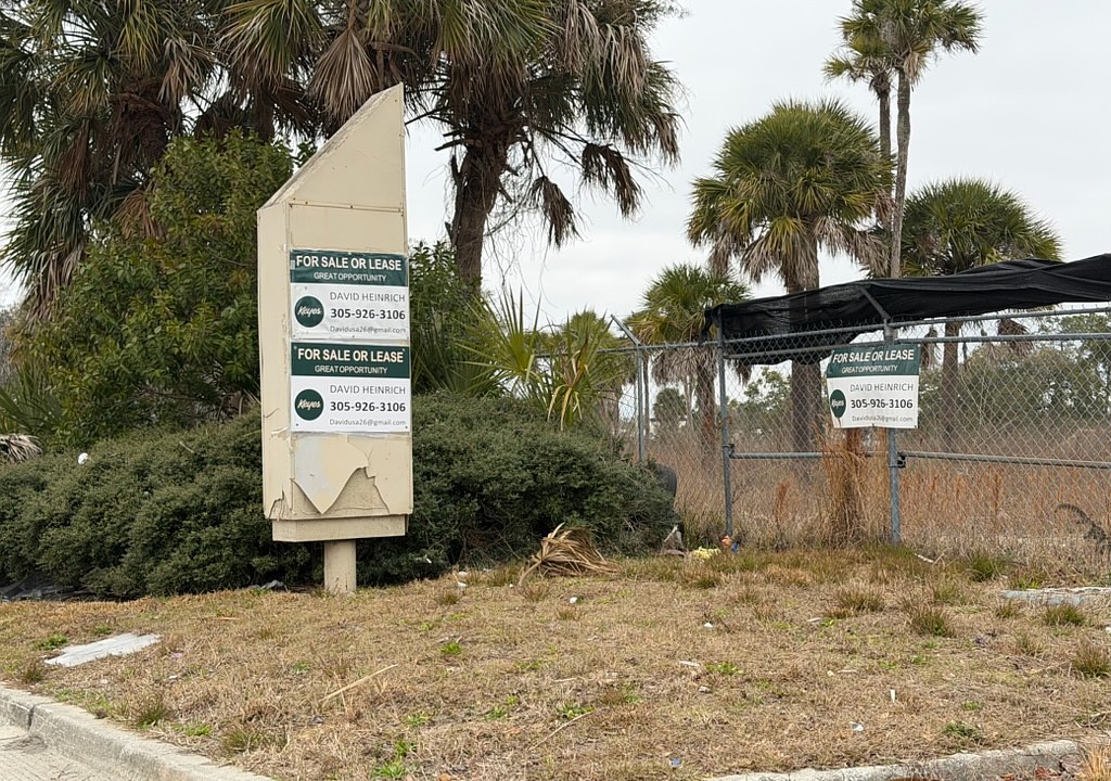 Vacant Thunderbird site for sale along Arlington Expressway