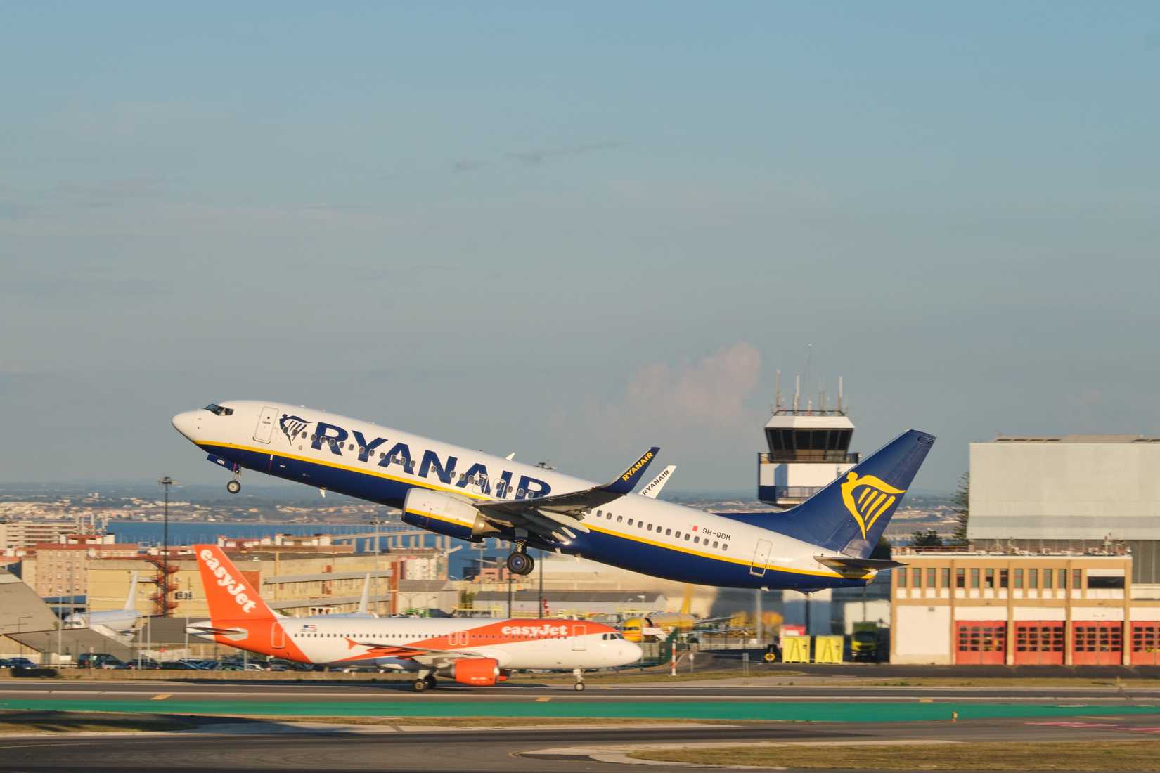 Ryanair 737 taking off with an easyjet a320 in the background