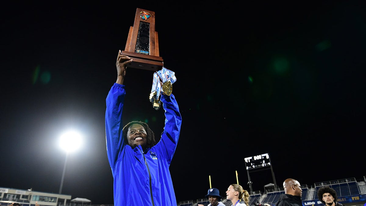 Teddy Bridgewater raises the state trophy