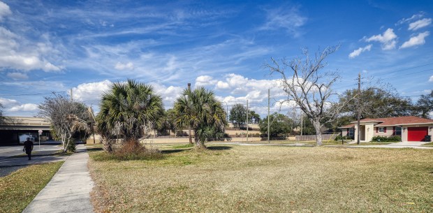 Vacant residential lot at the at the intersection of South Westmoreland Drive and Carter Street, across the street from the John H. Jackson Community Center in Parramore, on Thursday, February 19, 2026. (Ricardo Ramirez Buxeda/ Orlando Sentinel)