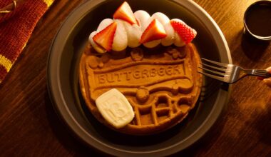 Universal guests enjoying Butterbeer drinks