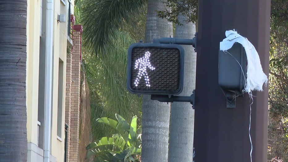 File: pedestrian crossing sign
