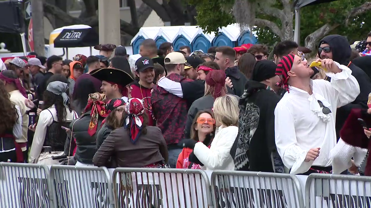 Chilly temps greet hundreds of thousands at Gasparilla Parade of Pirates