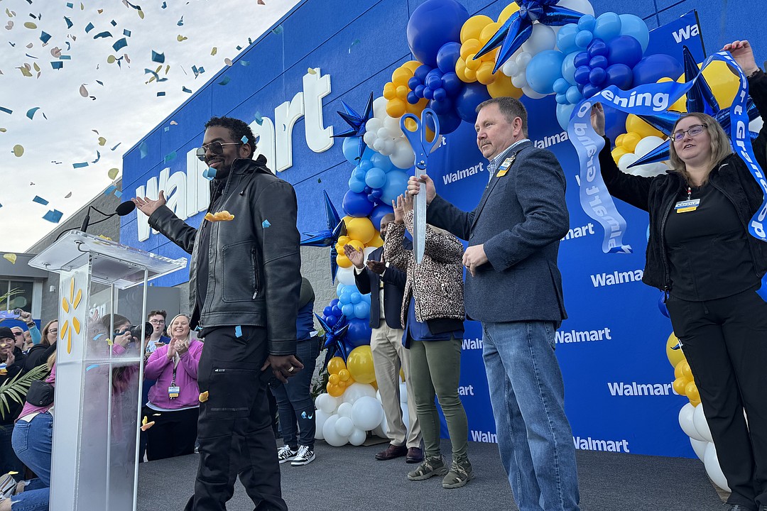 Walmart Supercenter opens near Oakleaf Plantation