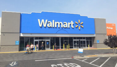 Dr. Jack Abbot (Shawn Hatosy) smirking in The Pitt Season 2 Episode 7