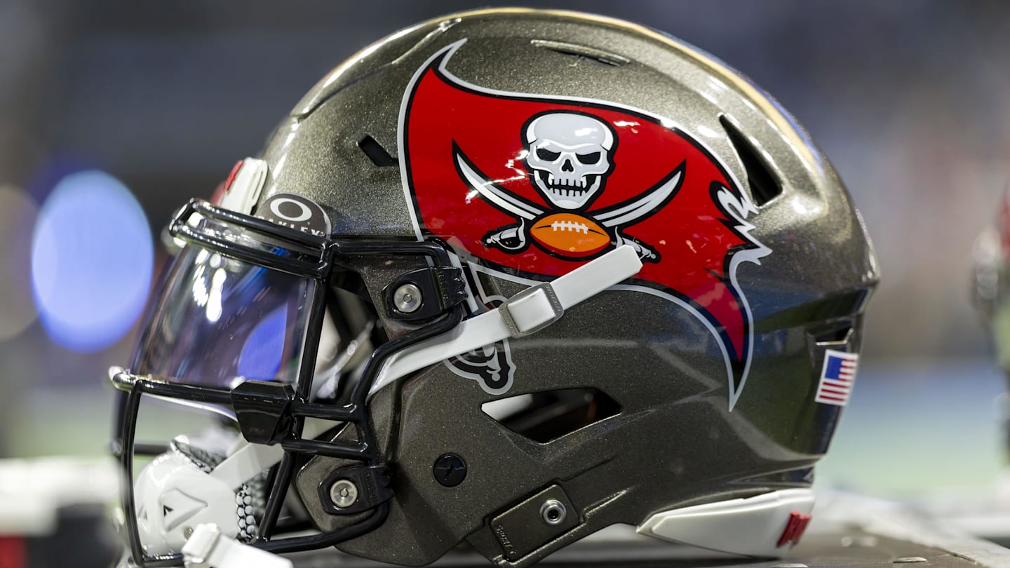 Dolphins Sign Bucs Offensive Veteran After Just One Season in Tampa Bay