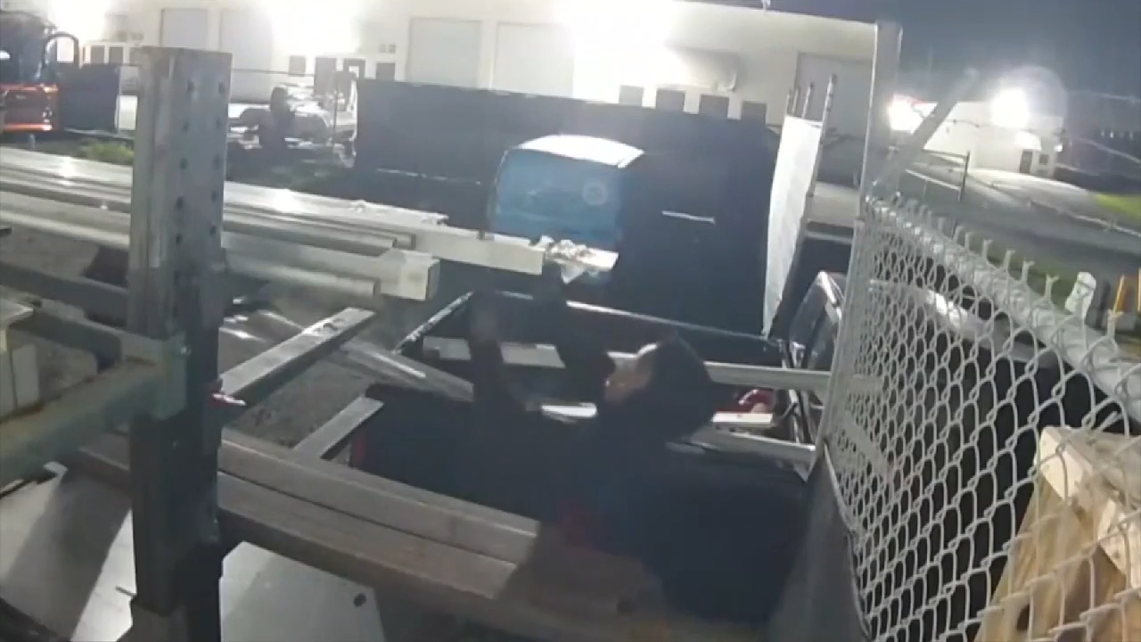 Authorities search for crooks caught on camera taking $15K in aluminum from Dania Beach marine business - WSVN 7News | Miami News, Weather, Sports