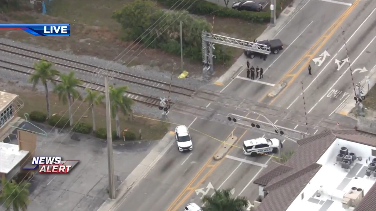 Police shut down railroad crossing near Dixie Highway and NE 26th St in Wilton Manors after train strikes pedestrian - WSVN 7News | Miami News, Weather, Sports