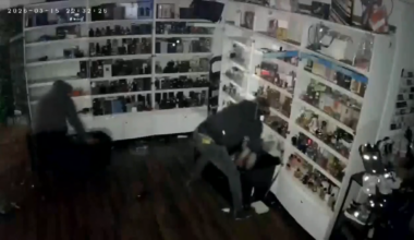 Thieves target perfume outlet in Hollywood, stealing bins of merchandise - WSVN 7News | Miami News, Weather, Sports