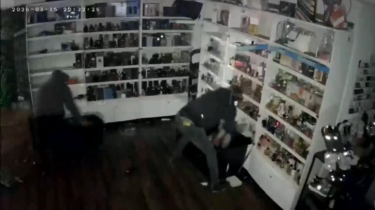 Thieves target perfume outlet in Hollywood, stealing bins of merchandise - WSVN 7News | Miami News, Weather, Sports