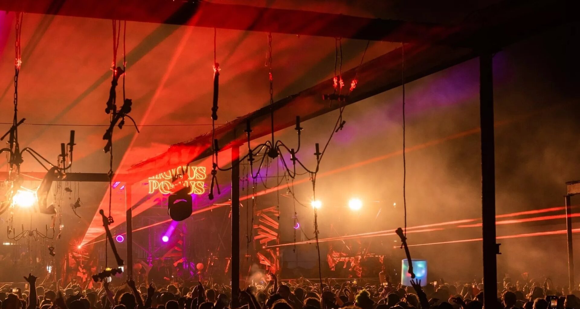 Picture of a rave in Miami in a warehouse.