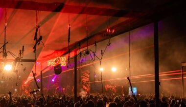 Picture of a rave in Miami in a warehouse.
