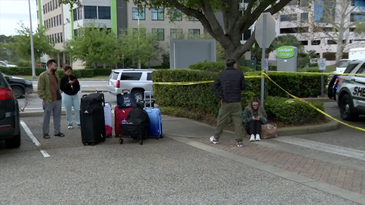 Hundreds forced out of their homes due to cracking at an Orlando apartment building - WSVN 7News | Miami News, Weather, Sports