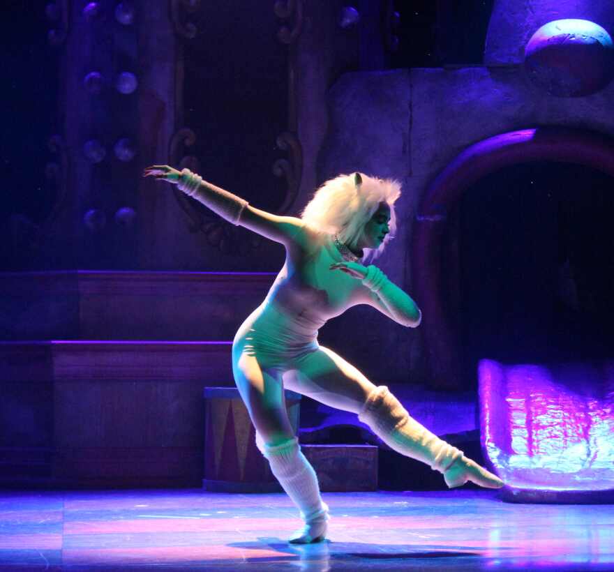 The White Cat, Victoria, is played by Gloria Diem, who is a featured dancer in the musical, opening with a dance solo after 'The Naming of the Cats' number. 