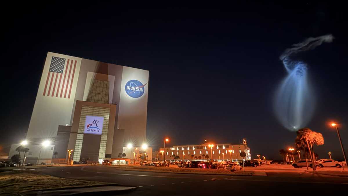 Space 'jellyfish' illuminates Florida sky after rocket launch