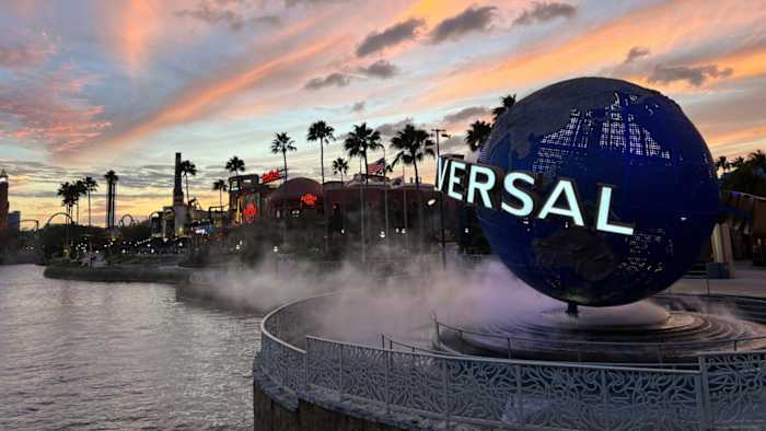 Drunk mom jailed after child found alone at Universal City Walk bar, deputies say