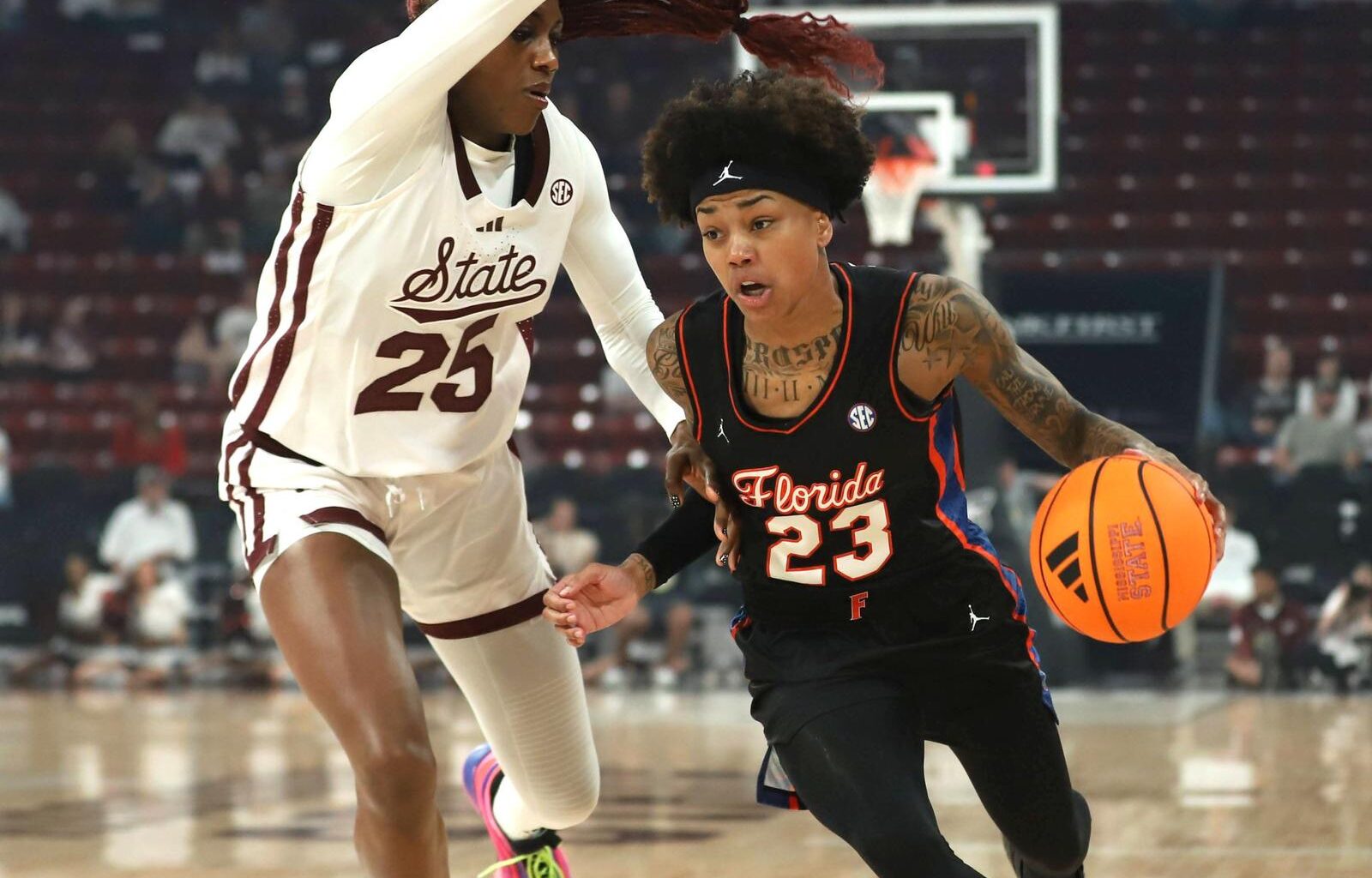 Liv McGill, Laila Reynolds, Jade Weathersby, KN'isha Godfrey, Me'Arah O'Neal huddling against No. 3 South Carolina