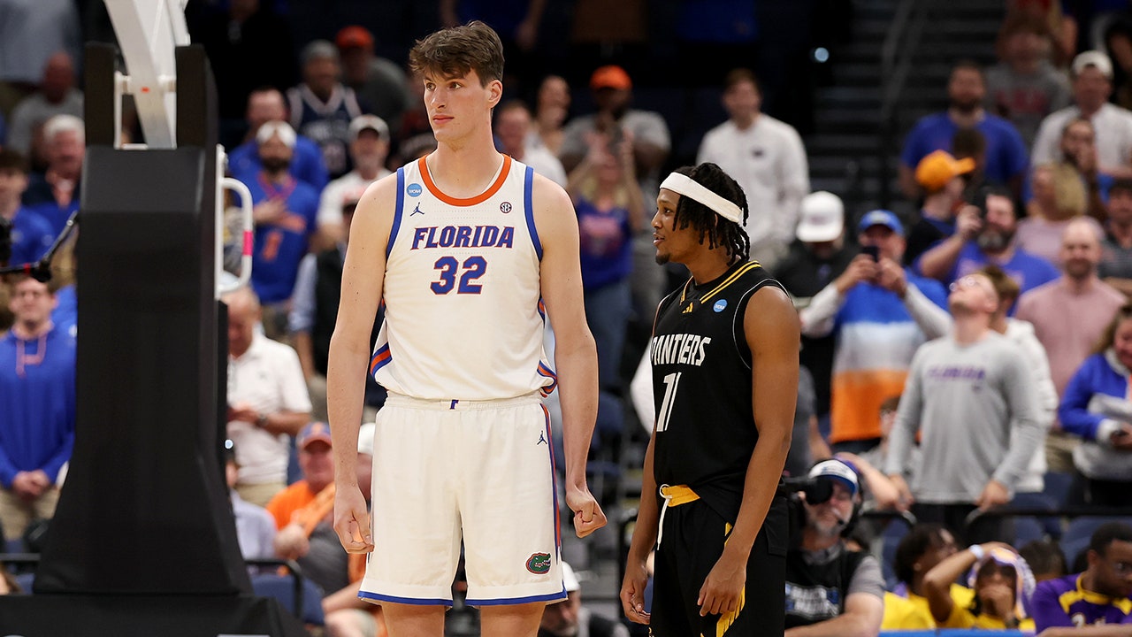 March Madness: Florida's Olivier Rioux towers over opponent in viral moment