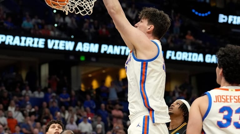 Florida center Olivier Rioux (32) dunks over Prairie View A...