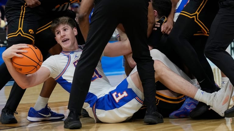 Florida forward Alex Condon (21) tries to get out of...