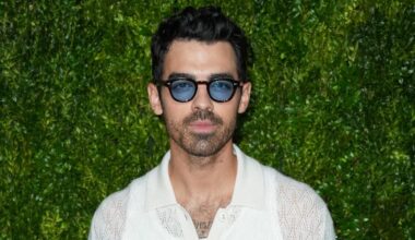 Joe Jonas spotted with girlfriend an at Miami airport