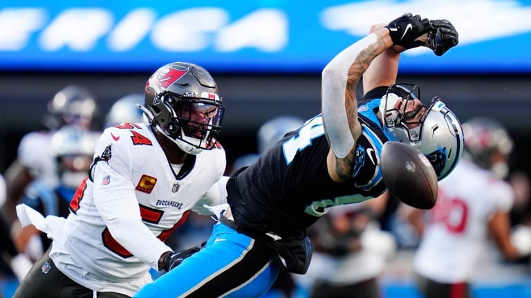 Tampa Bay Buccaneers linebacker Lavonte David breaks up a pass...